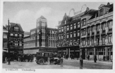 2675 Gezicht op de voorgevels van de panden Vredenburg 14 (Hotel-café-restaurant de L'Europe) en Lange Viestraat 36 ...